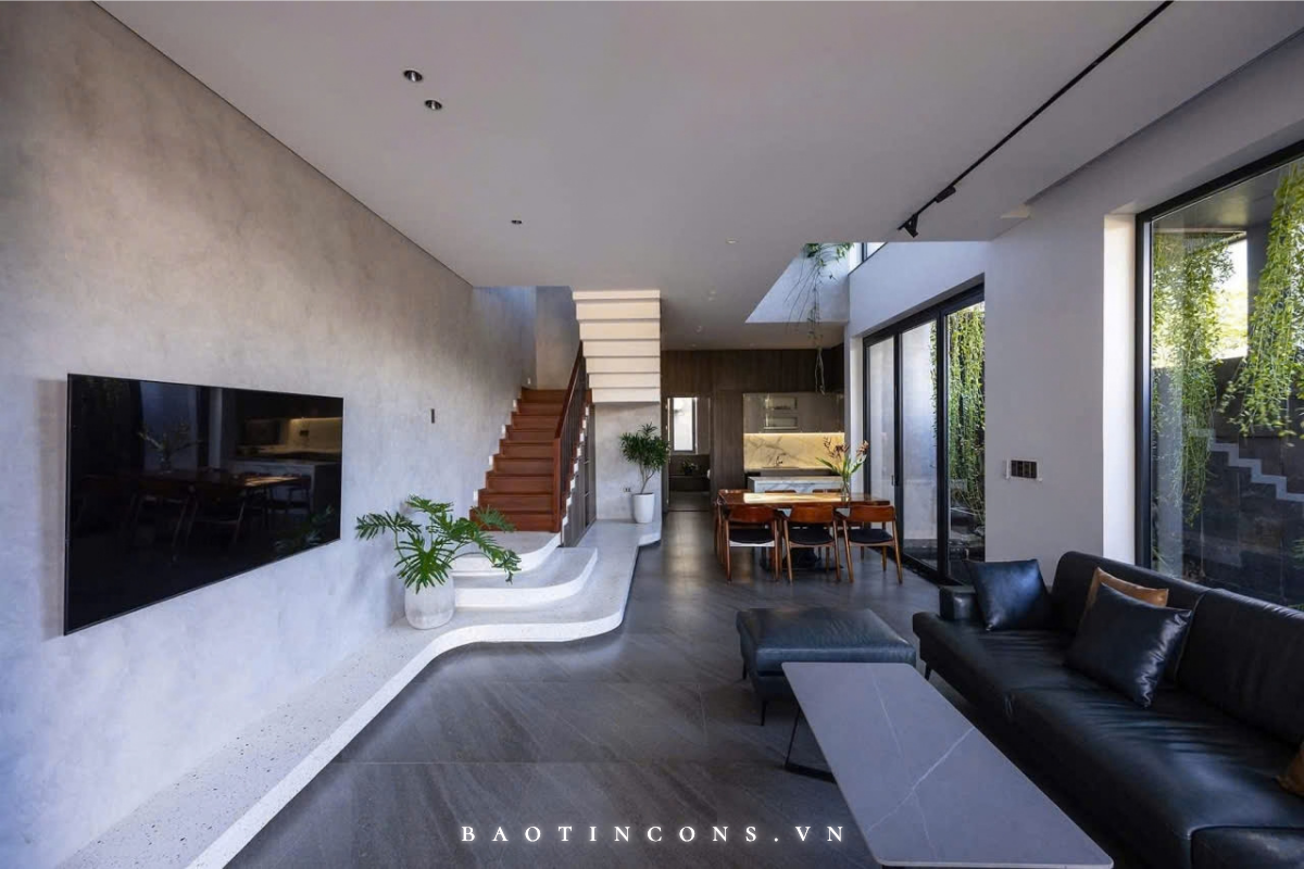 Góc nhìn từ phòng khách vào bên trong cho thấy bố cục tầng trệt liền mạch, thoáng đãng
