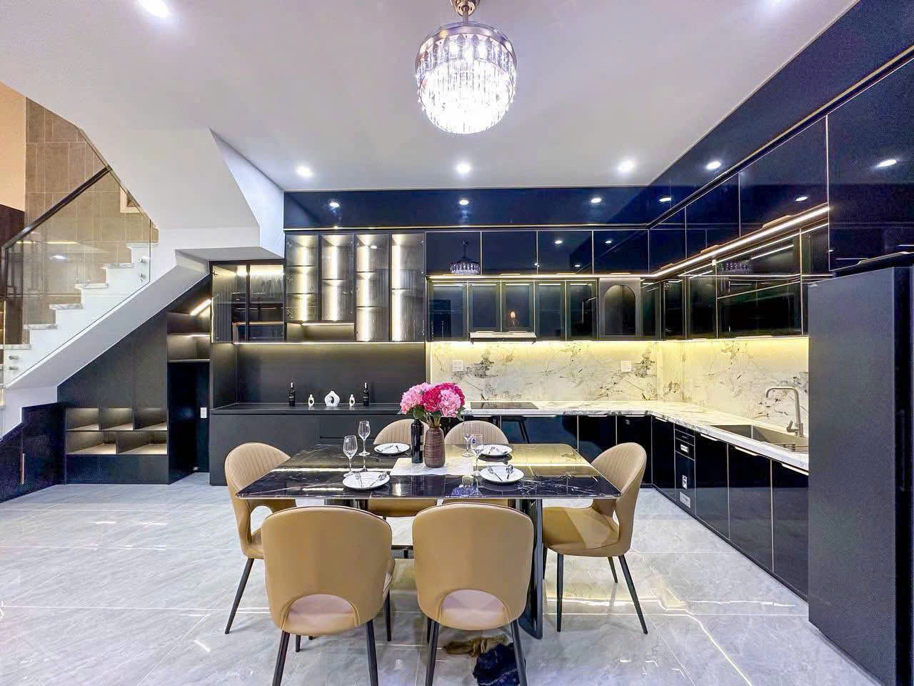 Hệ bếp chữ L kết hợp bàn ăn trong cùng một không gian sinh hoạt.