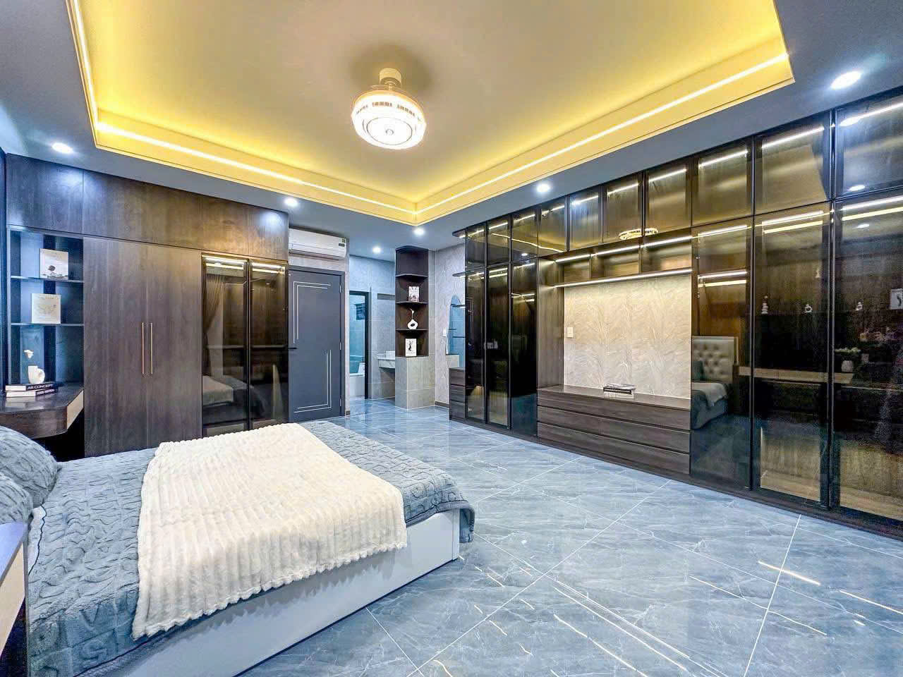  Cánh kính, khoang mở và ánh sáng tạo nhiều lớp cho mảng tủ phòng ngủ.