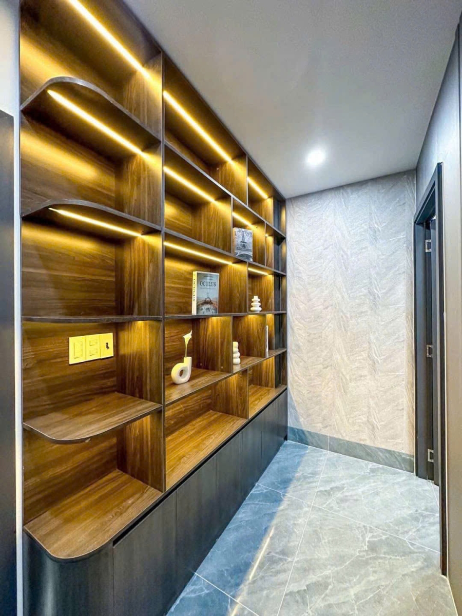 Kệ mở phía trên kết hợp tủ kín phía dưới để bố trí đồ dùng và đồ trang trí.