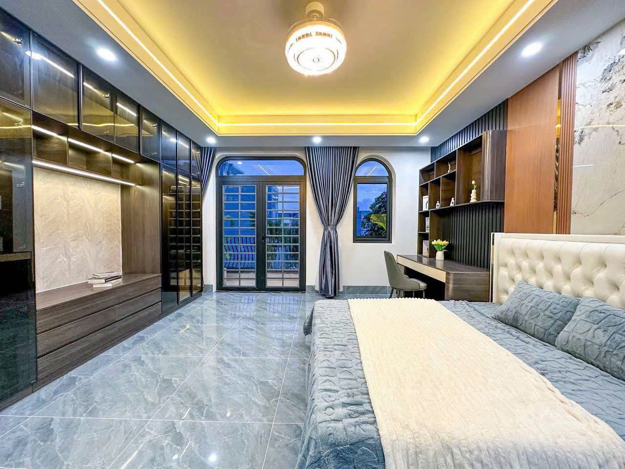 Chi tiết bo vòm bổ sung đường nét mềm cho không gian sử dụng nhiều mảng tủ thẳng.