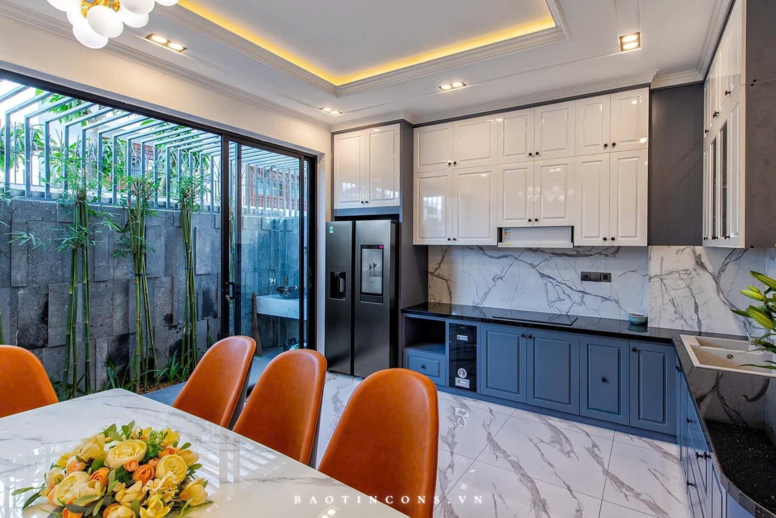 Khoảng cây xanh bên cửa kính tạo điểm nhìn thư thái cho khu bếp – ăn.